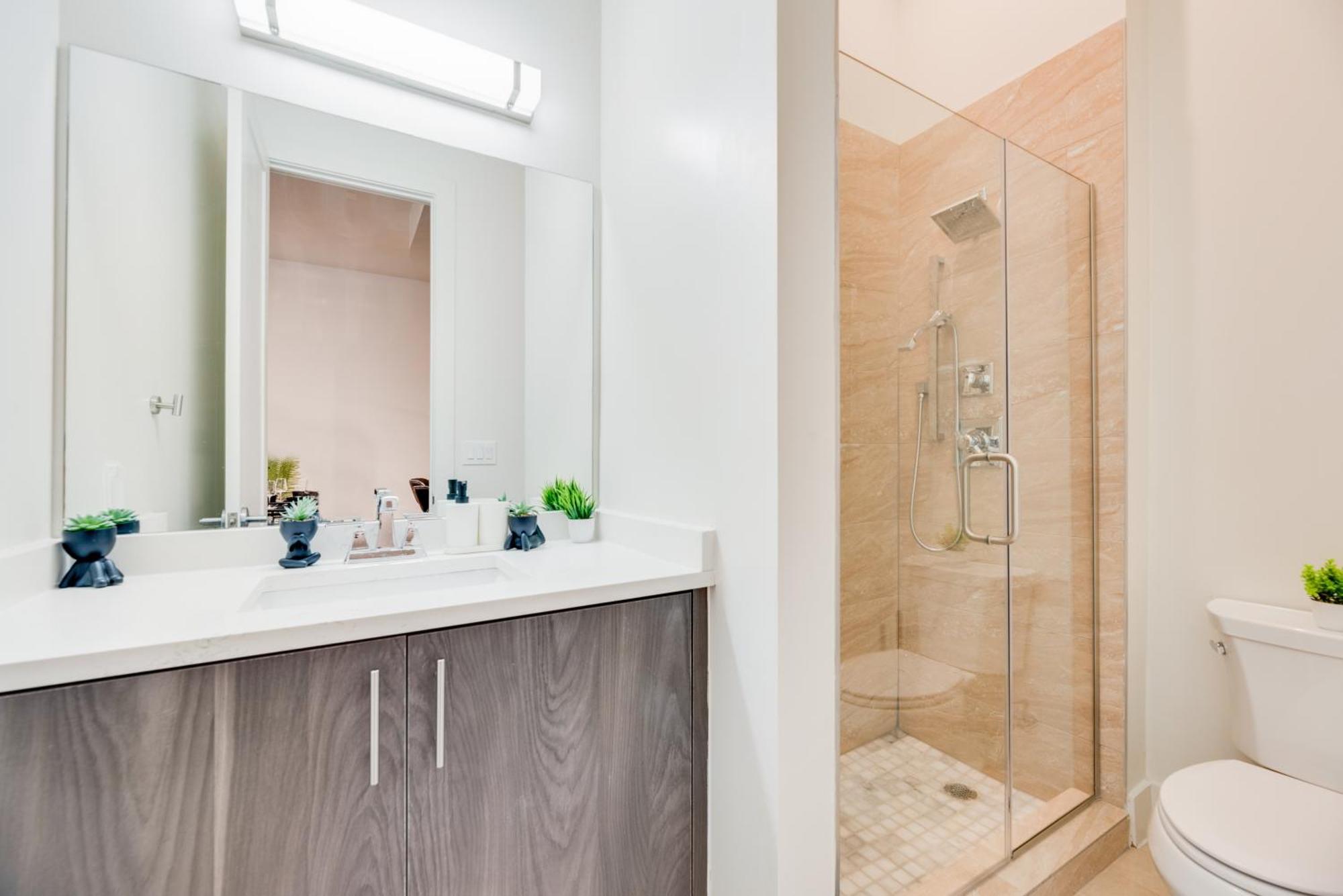 Snazzy Loft Style 2Br I Gym I Parking I Workspace دالاس المظهر الخارجي الصورة
